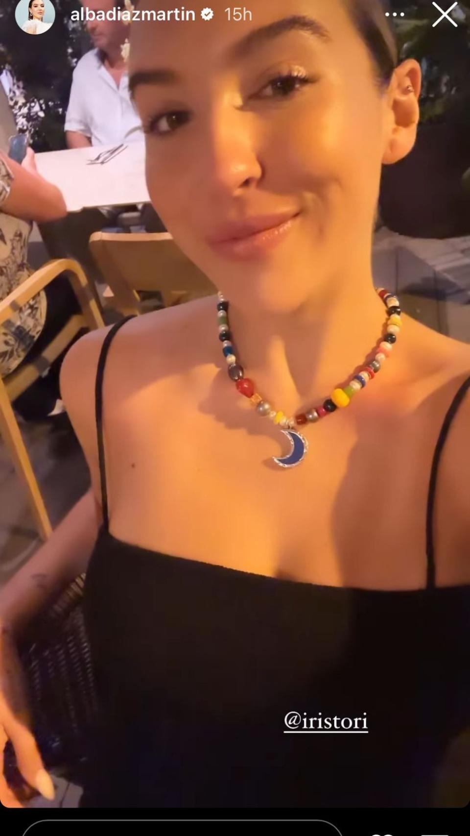 Alba Díaz con el collar de Twojeys.