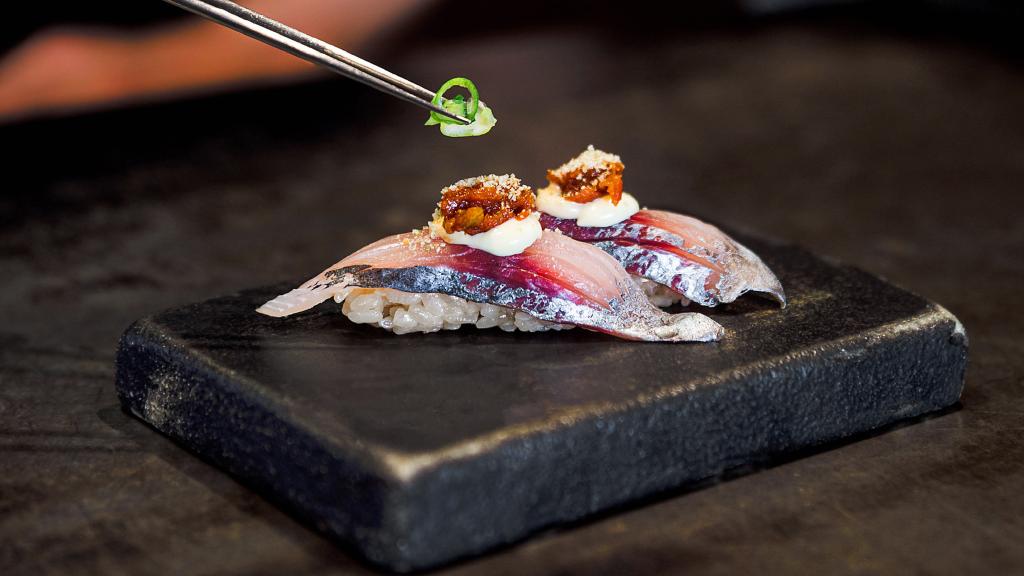 Nigiri de caballa con pisto de invierno