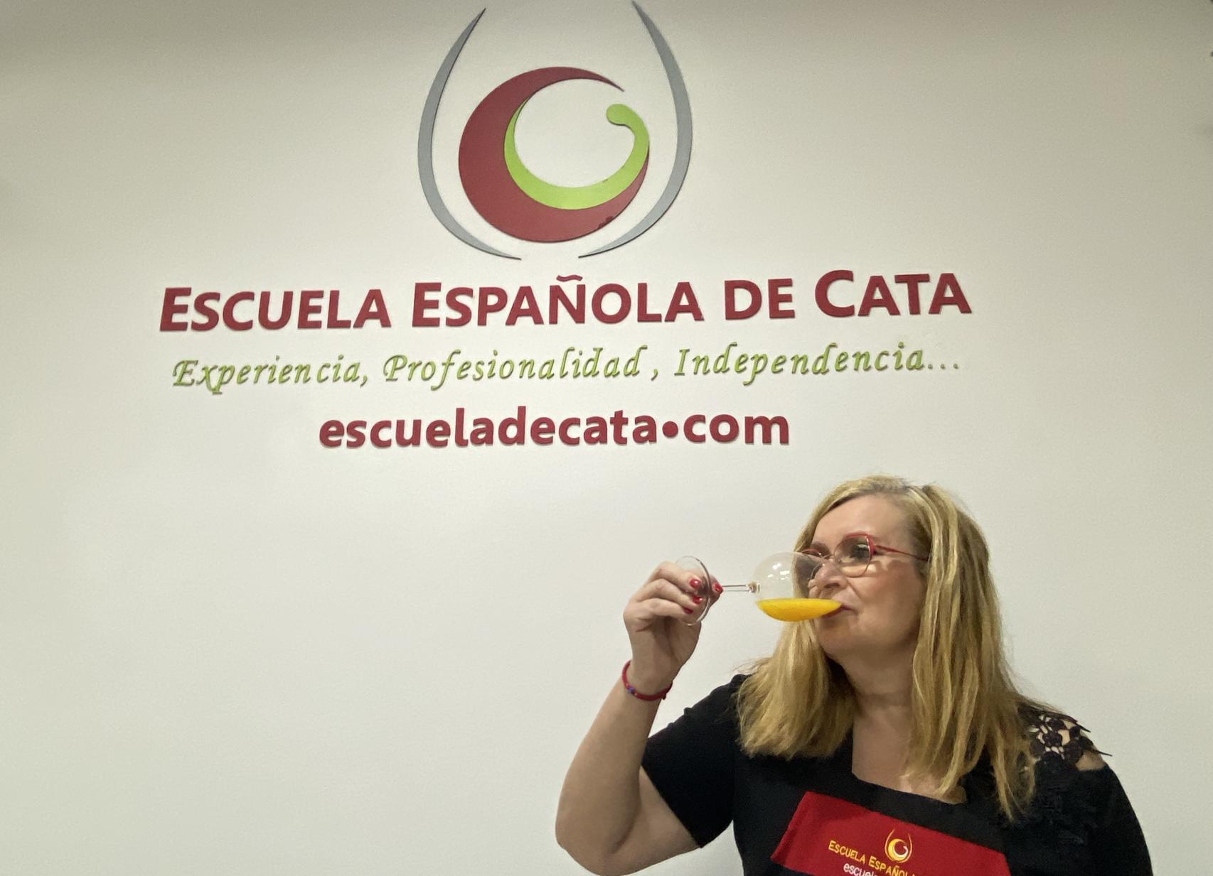 La analista sensorial Carmen Garrobo, probando el primer zumo.