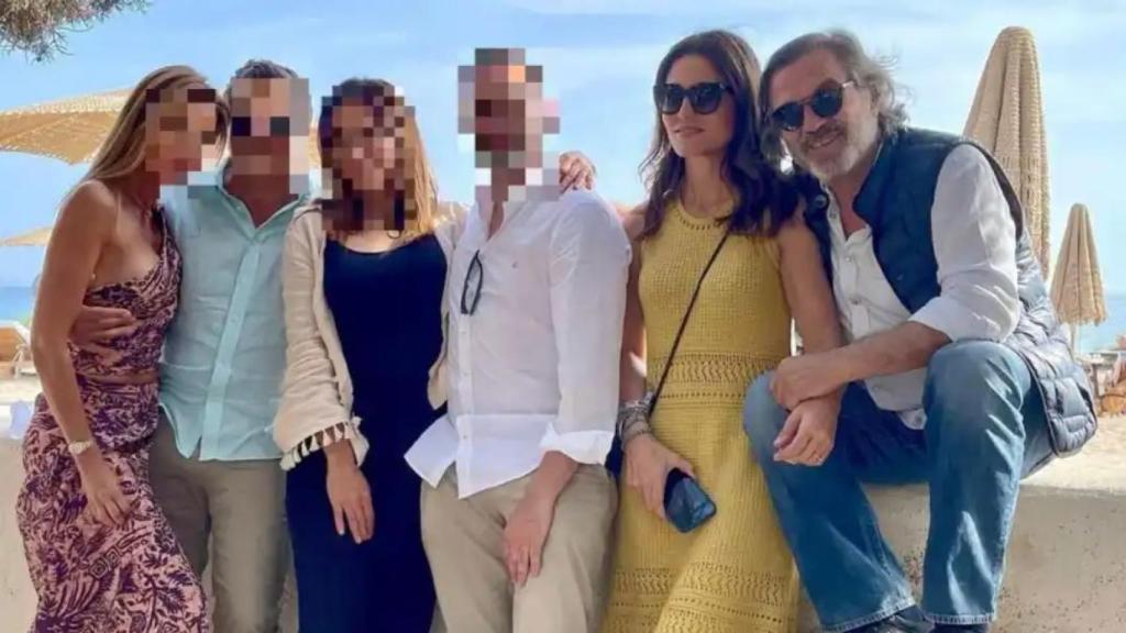 Pepe Navarro y su pareja, Beatriz, en una fotografía reciente con unos amigos.