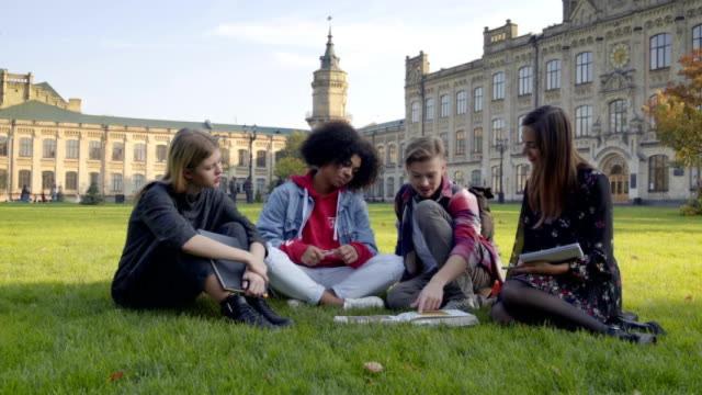 Imagen de archivo de estudiantes en la universidad de Harvard