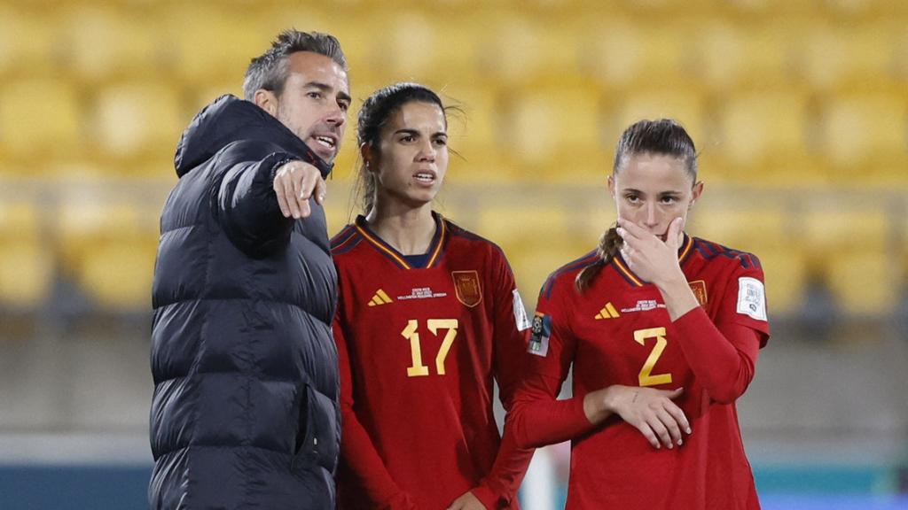 Jorge Vilda da instrucciones a sus jugadoras frente a Costa Rica.