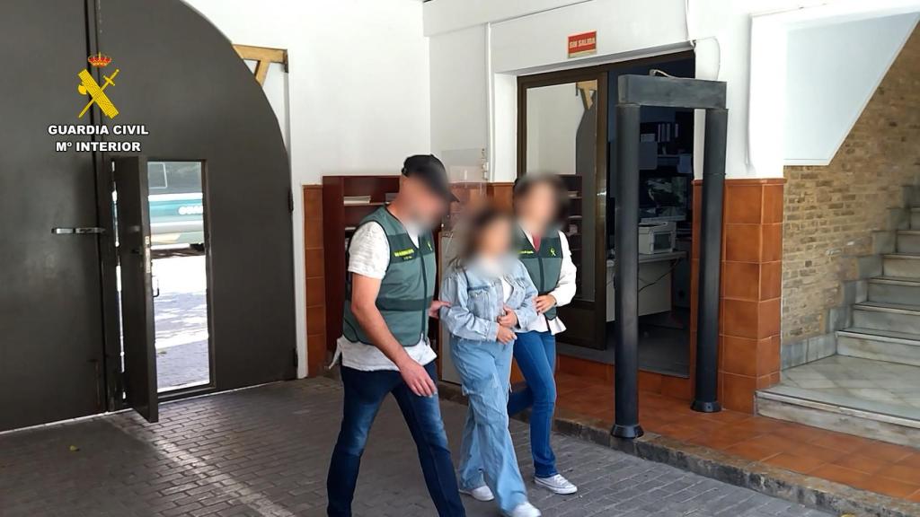 Las mujeres ofertaban encuentros sexuales, y recibían parte del dinero estafado.