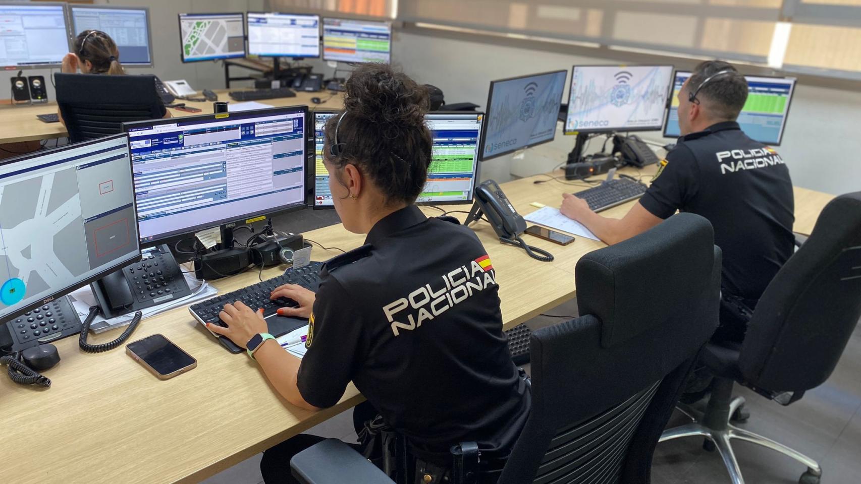 Agentes de la Policía Nacional gestionando alertas, en imagen de archivo.