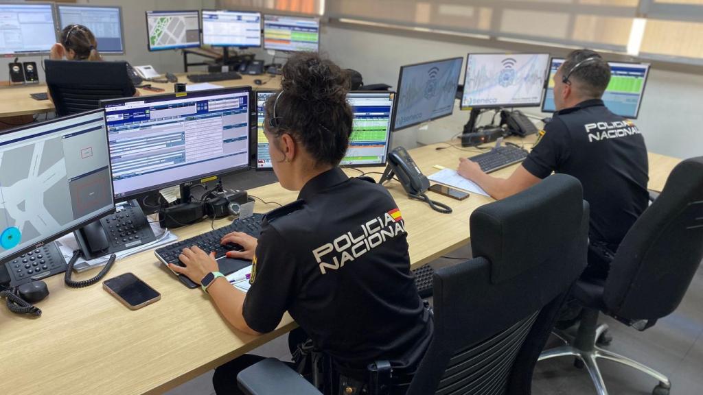 Agentes de la Policía Nacional gestionando alertas, en imagen de archivo.