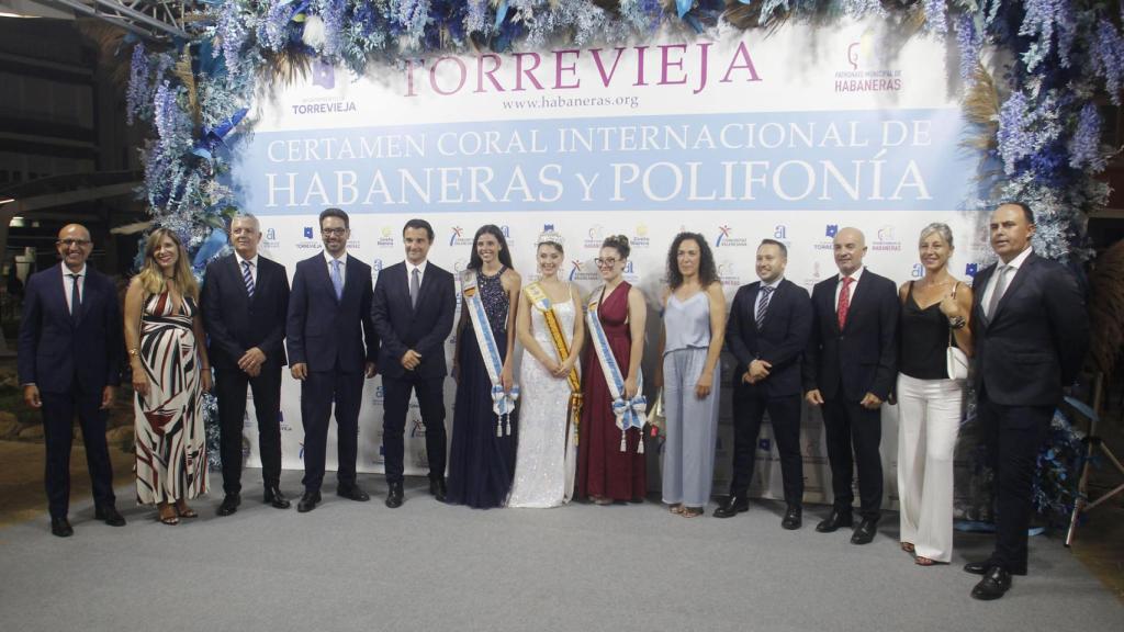 El alcalde de Torrevieja, Eduardo Dolón (5-i), posa con autoridades y miembros del patronato en la inauguración del 69 Certamen Internacional de Habaneras.