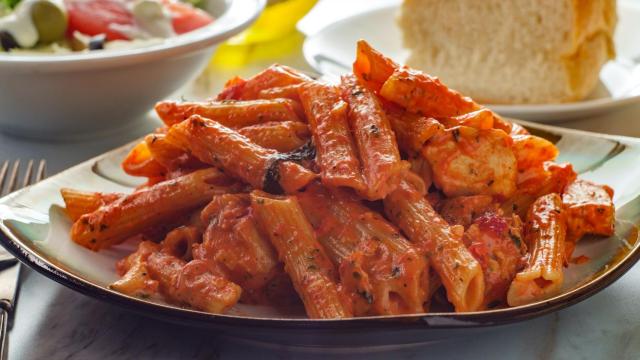 Cómo hacer la receta de pasta picante con vodka favorita de Gigi Hadid