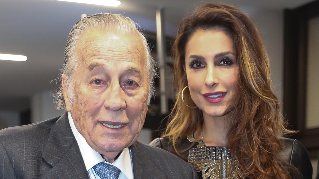Paloma Cuevas junto a su progenitor, Victoriano Valencia, en un acto público en Madrid, en diciembre de 2019.