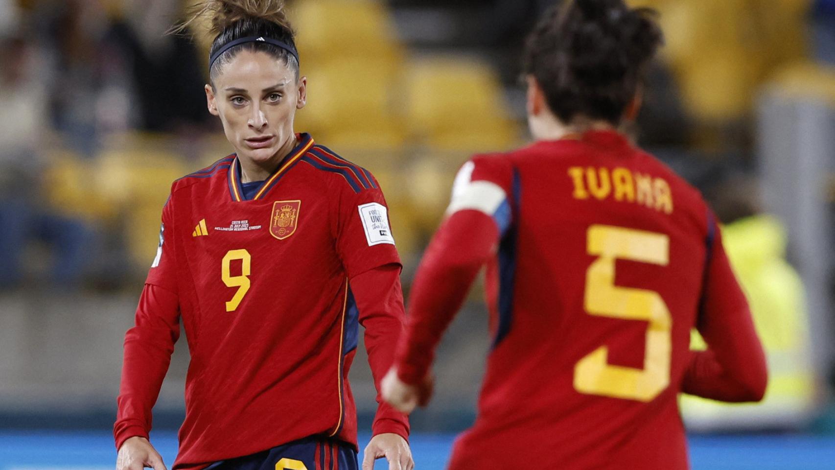 Esther González celebra su gol frente a Costa Rica con Ivana.