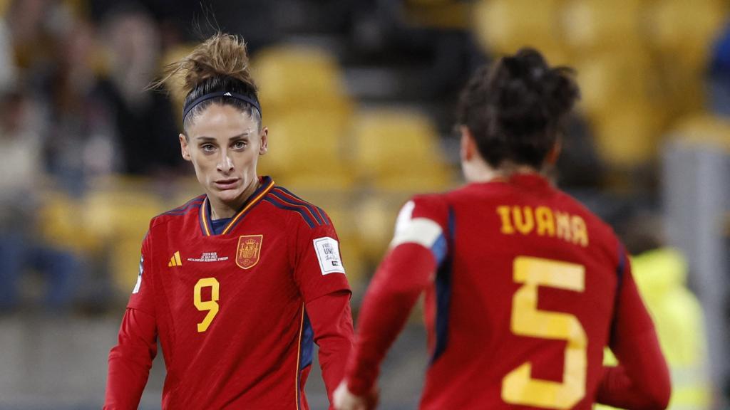 Esther González celebra su gol frente a Costa Rica con Ivana.