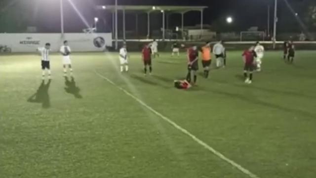 Disparan a un entrenador de fútbol en pleno partido