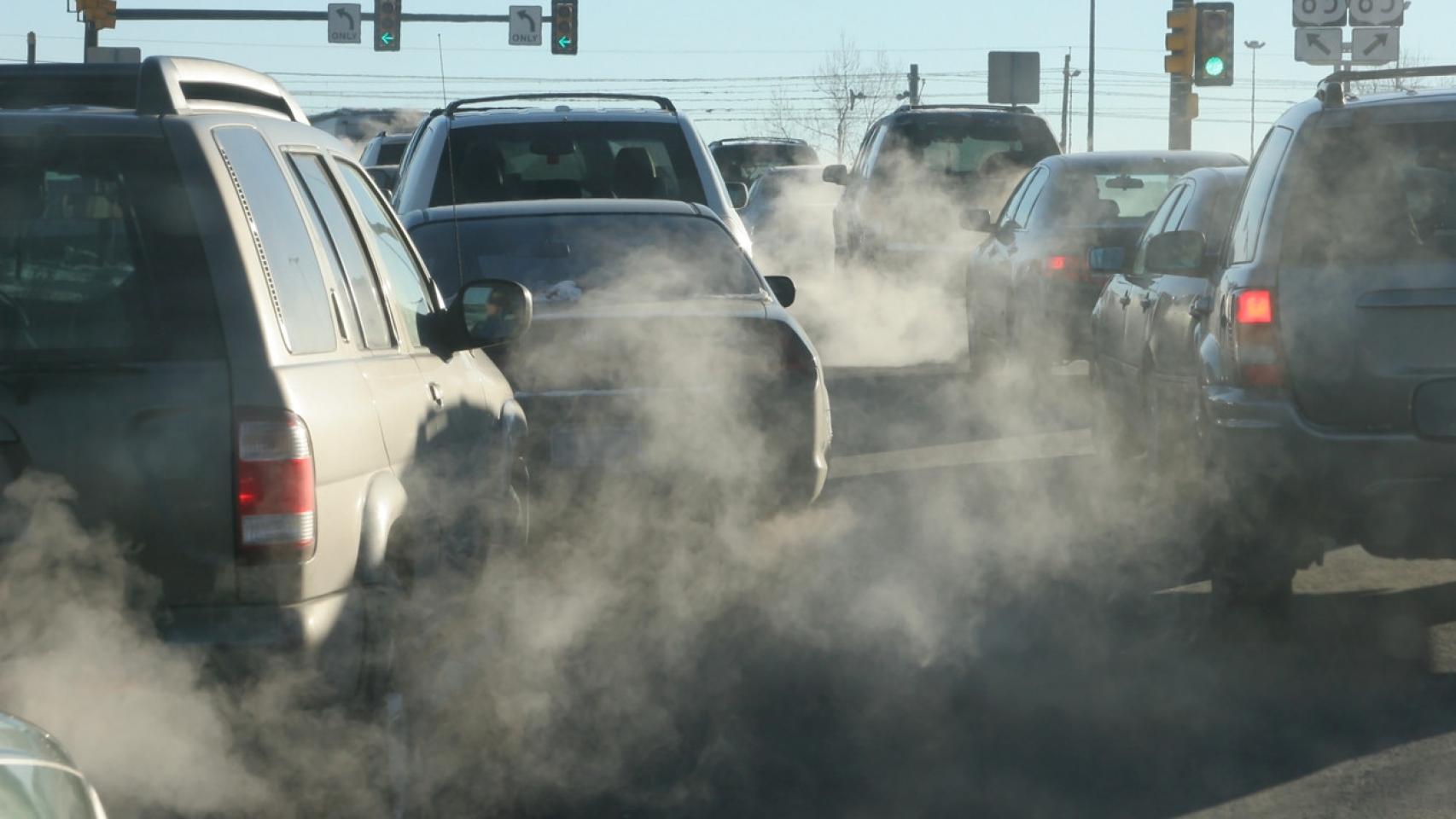 Imagen de archivo de varios coches emitiendo gases.