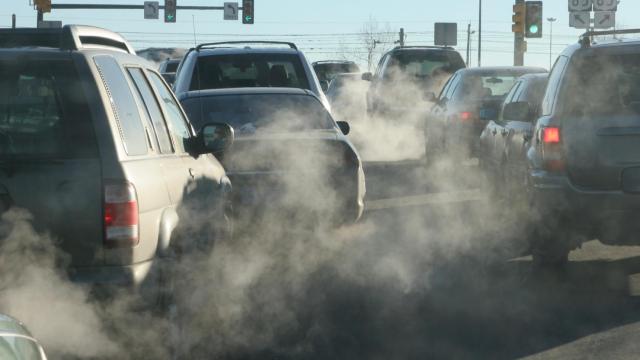 Imagen de archivo de varios coches emitiendo gases.