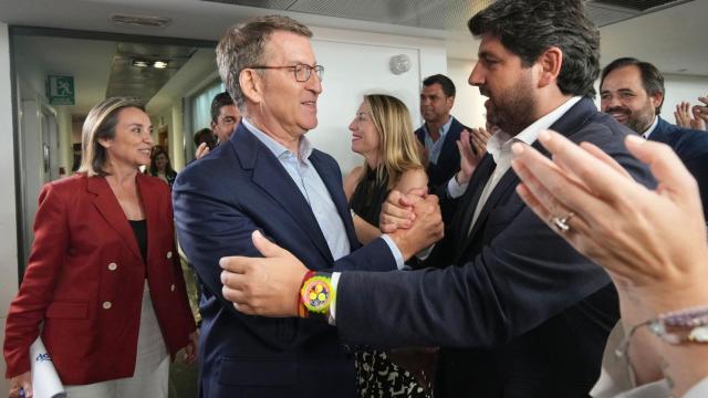 Núñez Feijóo, este lunes, saludando a López Miras en la Junta Directiva Nacional del PP.