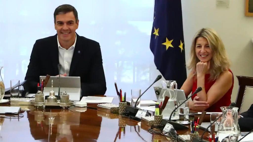 Pedro Sánchez junto a Yolanda Díaz durante un Consejo de Ministros.