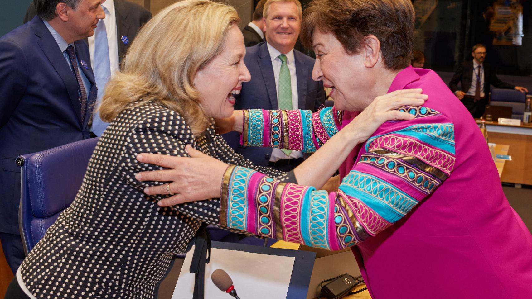 Nadia Calviño saluda a Kristalina Georgieva, directora general del FMI.