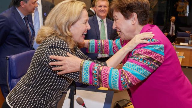Nadia Calviño saluda a Kristalina Georgieva, directora general del FMI.