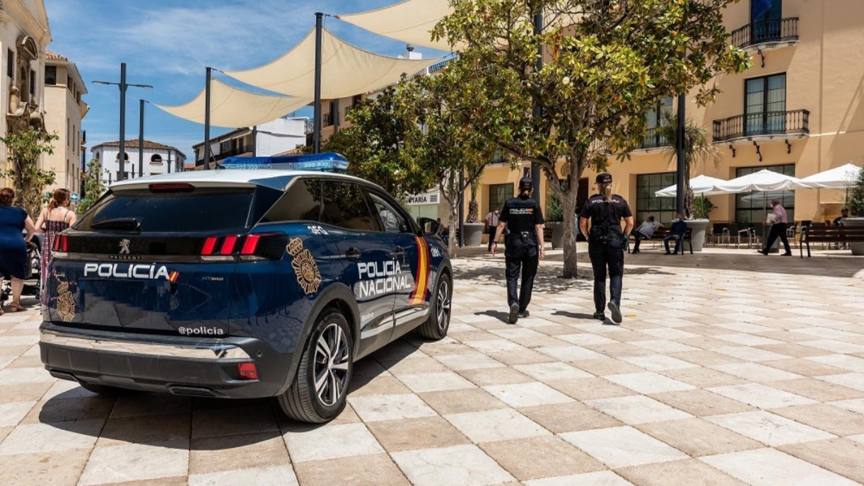 Dos agentes de la Policía Nacional junto a dos agentes.