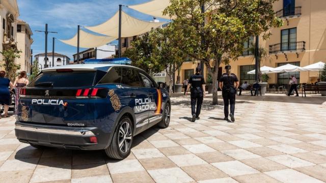 Dos agentes de la Policía Nacional junto a dos agentes.