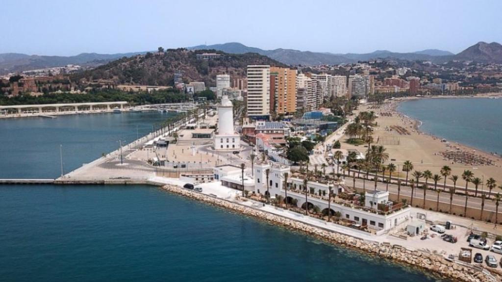 Vista aérea del restaurante Casa de Botes junto a La Farola en Málaga.