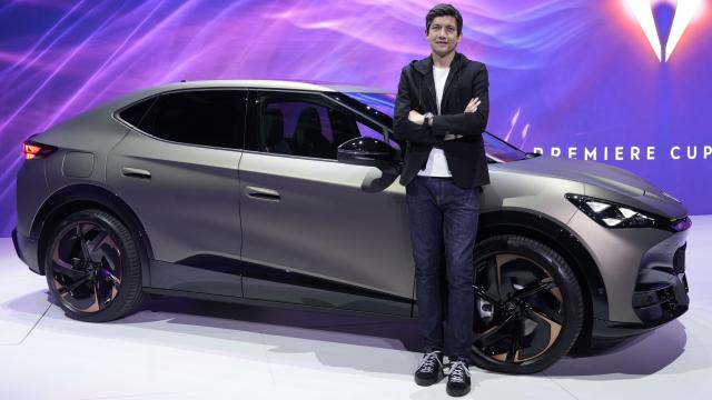 Carlos Galindo, jefe global de marketing de producto de Cupra, posa con el Tavascan.