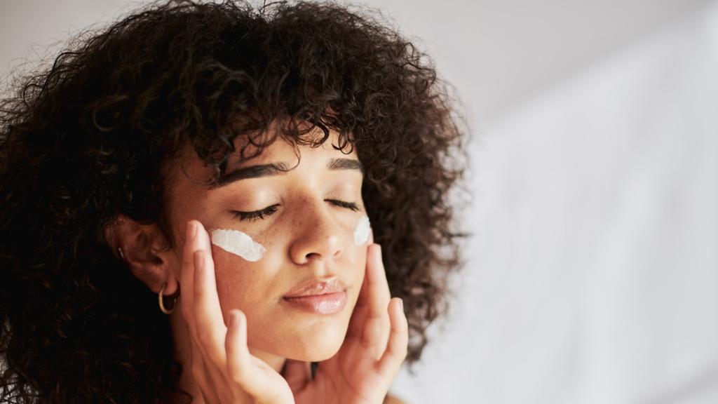 Una mujer, aplicando crema.