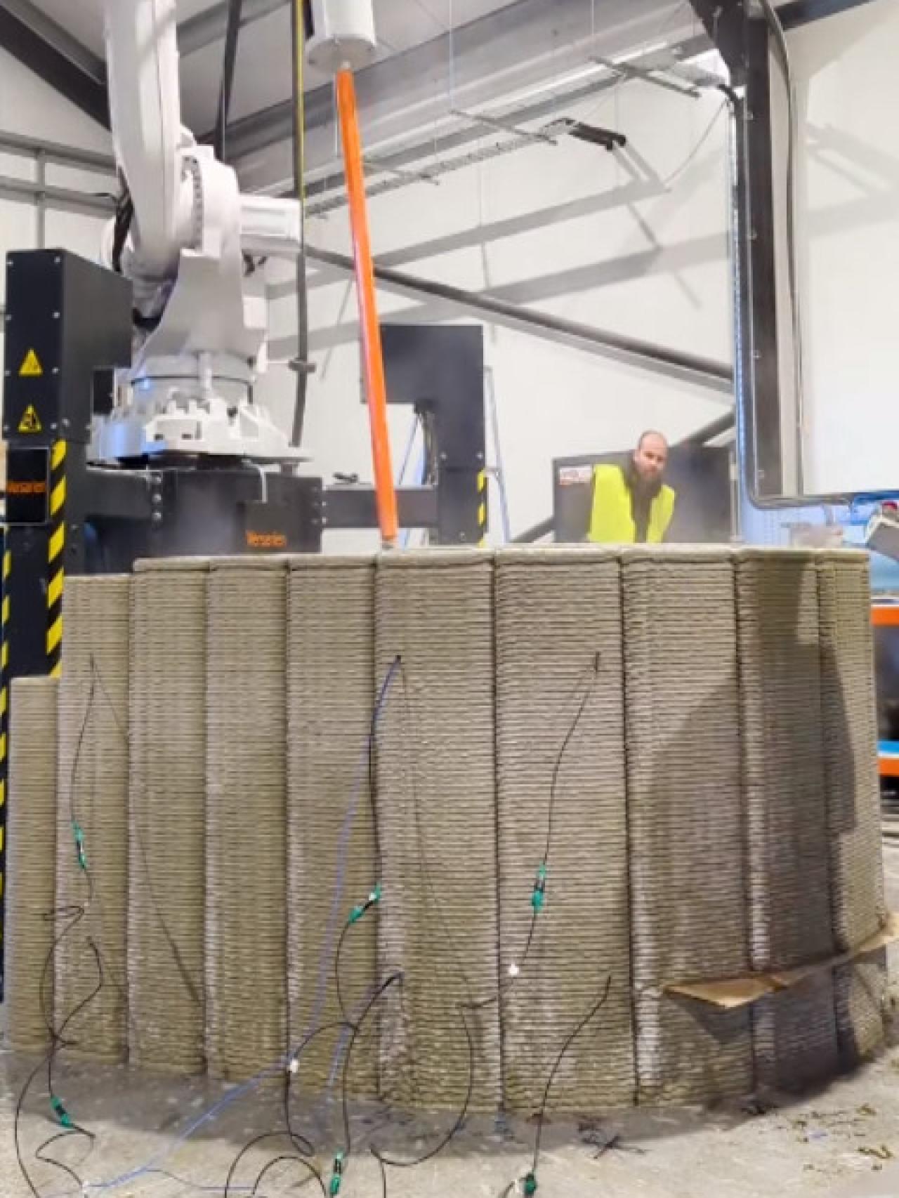 Una impresora 3D imprimiendo el hormigón inteligente.