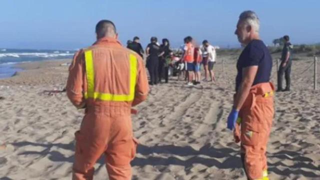 Bomberos durante el rescate.