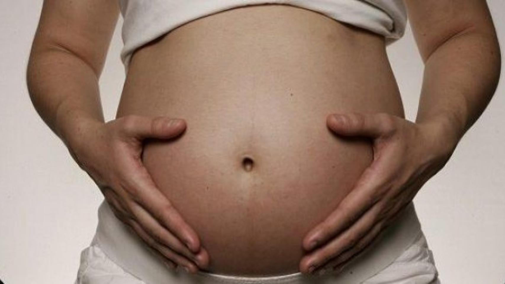 Foto de archivo de una mujer embarazada.