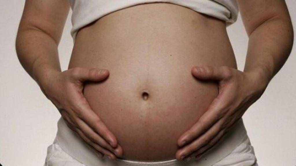 Foto de archivo de una mujer embarazada.