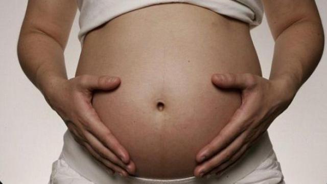 Foto de archivo de una mujer embarazada.
