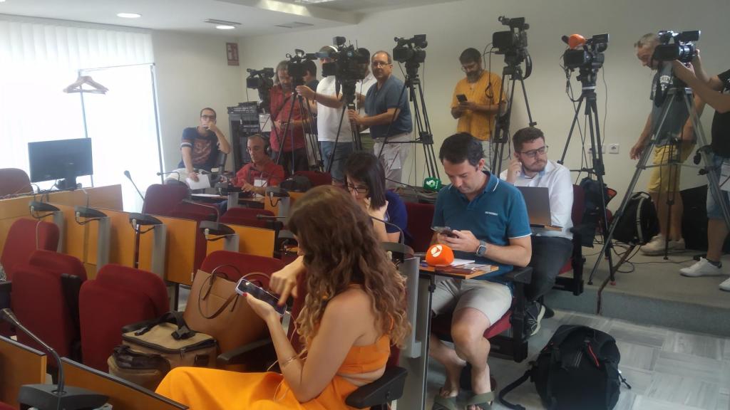 La sala de prensa de la Asamblea Regional, este miércoles, llena de periodistas.