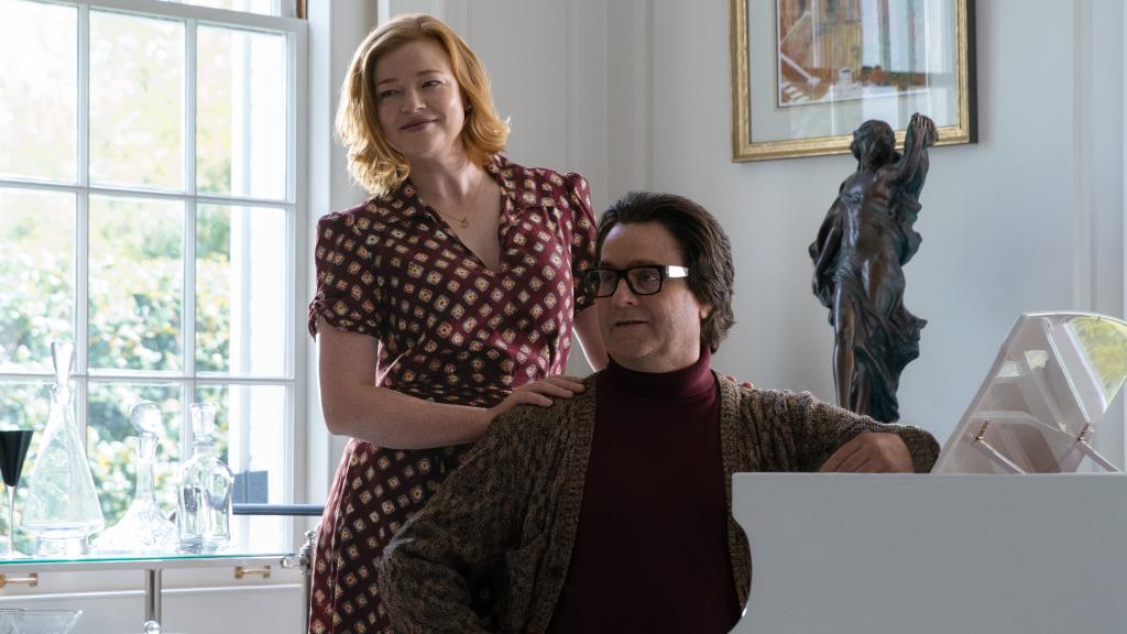 Zach Galifianakis y Sarah Snook en 'La fiebre de los peluches Beanie'.