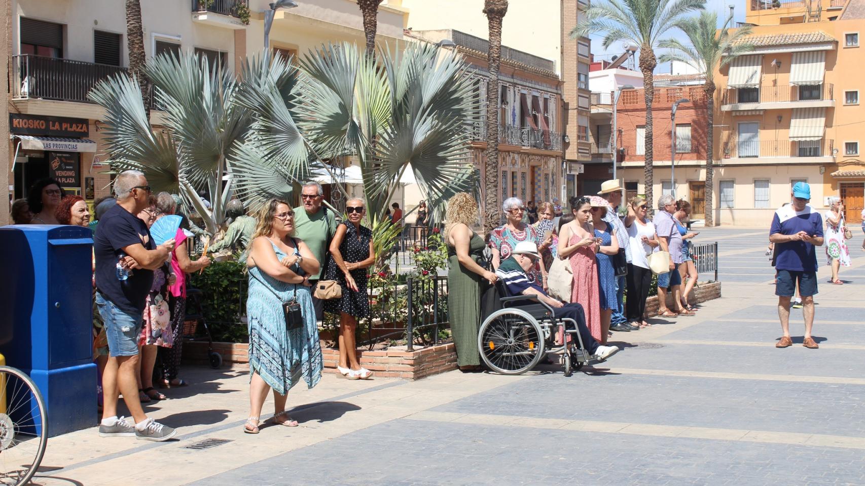 Jóvenes participan en la fiesta de los 'bous al carrer' en un pueblo de Valencia, en una imagen de archivo.