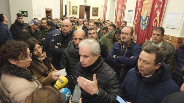 Manuel Manzano, presidente del sindicato, dialoga con los periodistas en el Ayuntamiento.