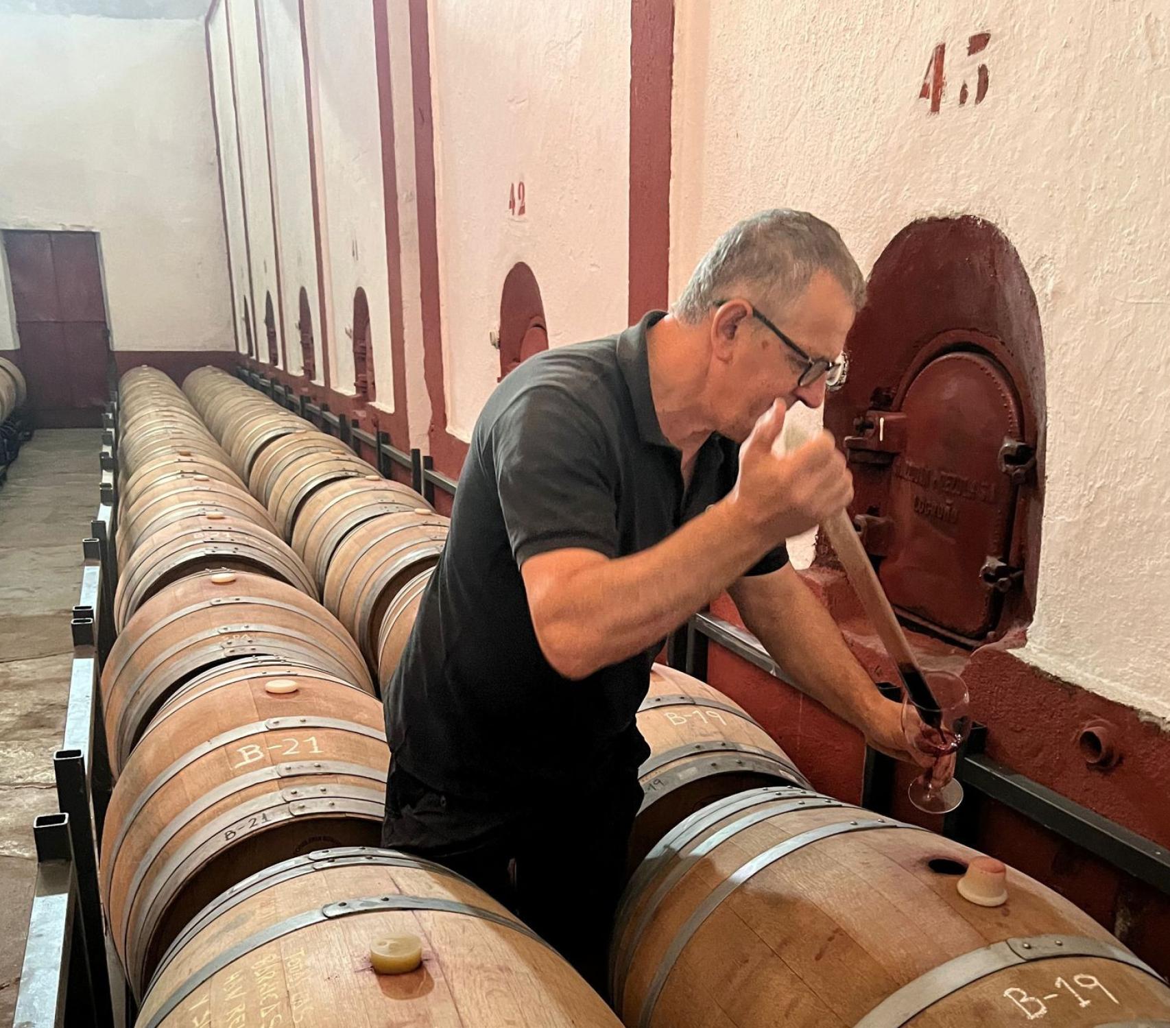 José Luis, el bodeguero de Viña Romana de Villarino, en las cubas de Bruñal