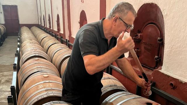 José Luis, el bodeguero de Viña Romana de Villarino, en las cubas de Bruñal