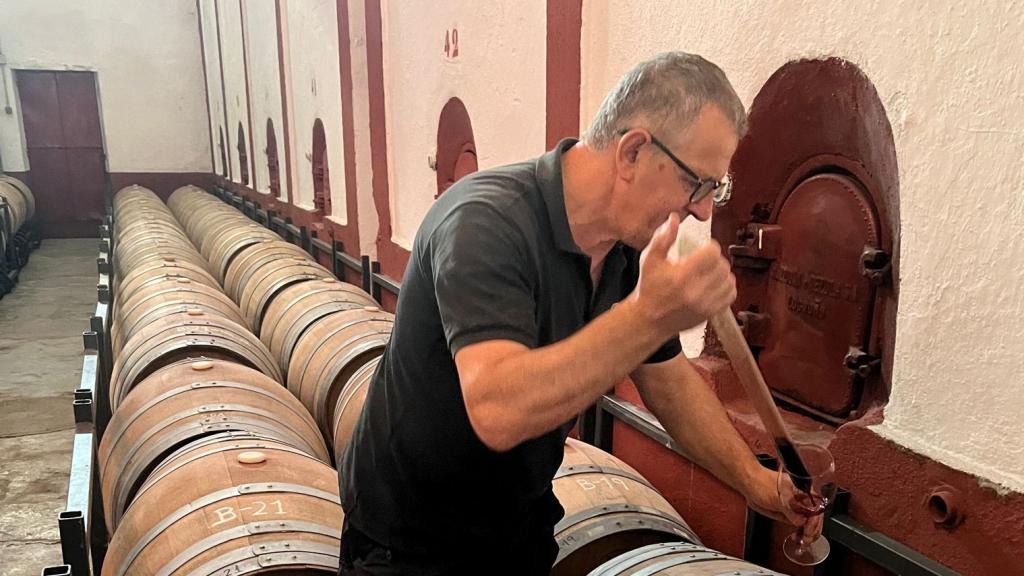 José Luis, el bodeguero de Viña Romana de Villarino, en las cubas de Bruñal