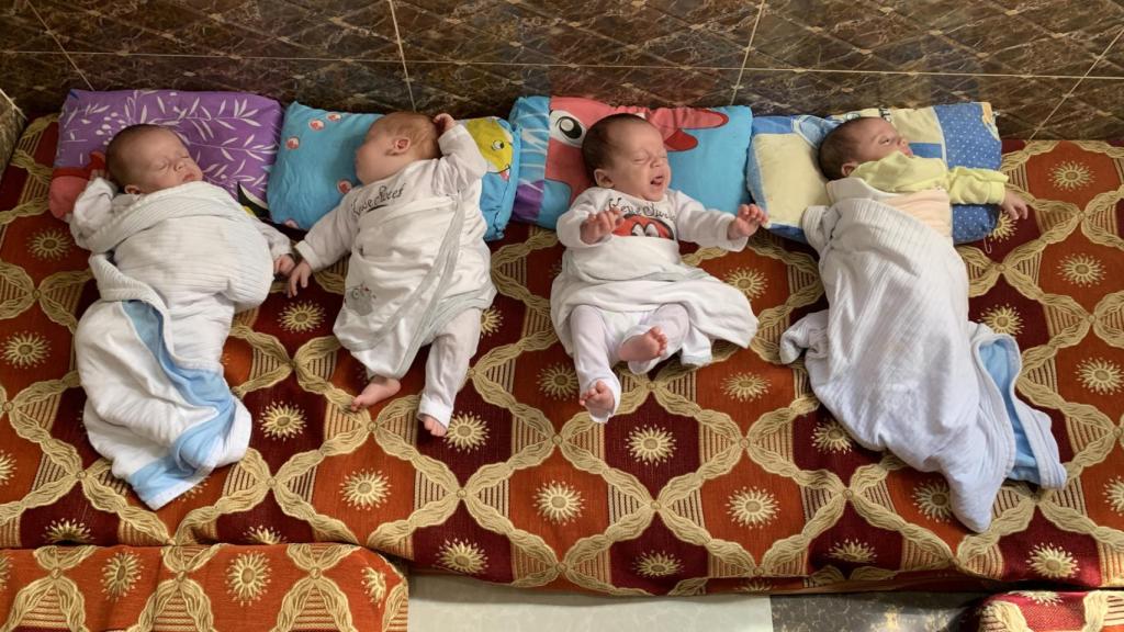 En una pequeña casa del barrio humilde de Al Shujaia, en la ciudad de Gaza, reposan los bebés cuatrillizos de Rasmiya Shamali, una mujer que logró quedar preñada por fecundación in vitro de su marido Ahmed, preso en Israel que consiguió sacar su esperma clandestinamente de la cárcel.