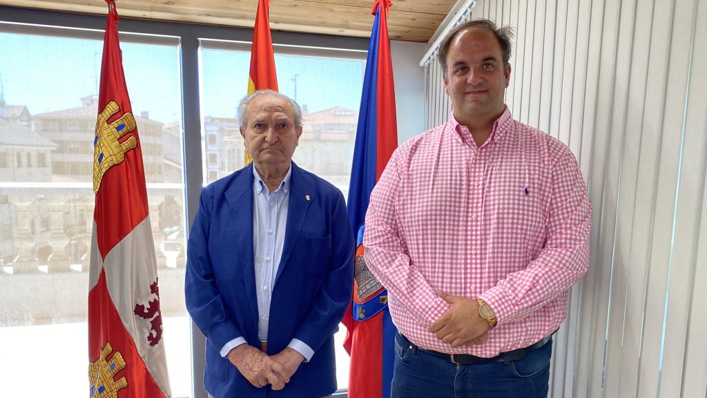 El empresario local Santos Carrasco será el pregonero. En la foto, junto al alcalde, Roberto Martín