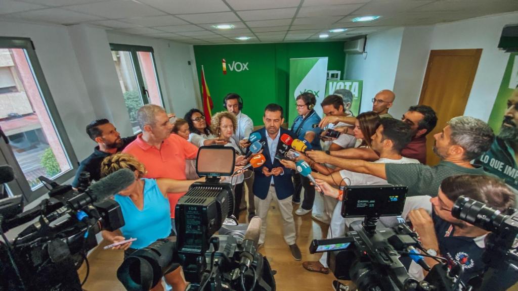 Alpañez, este miércoles, ofreciendo un canutazo a los medios de comunicación en Murcia.