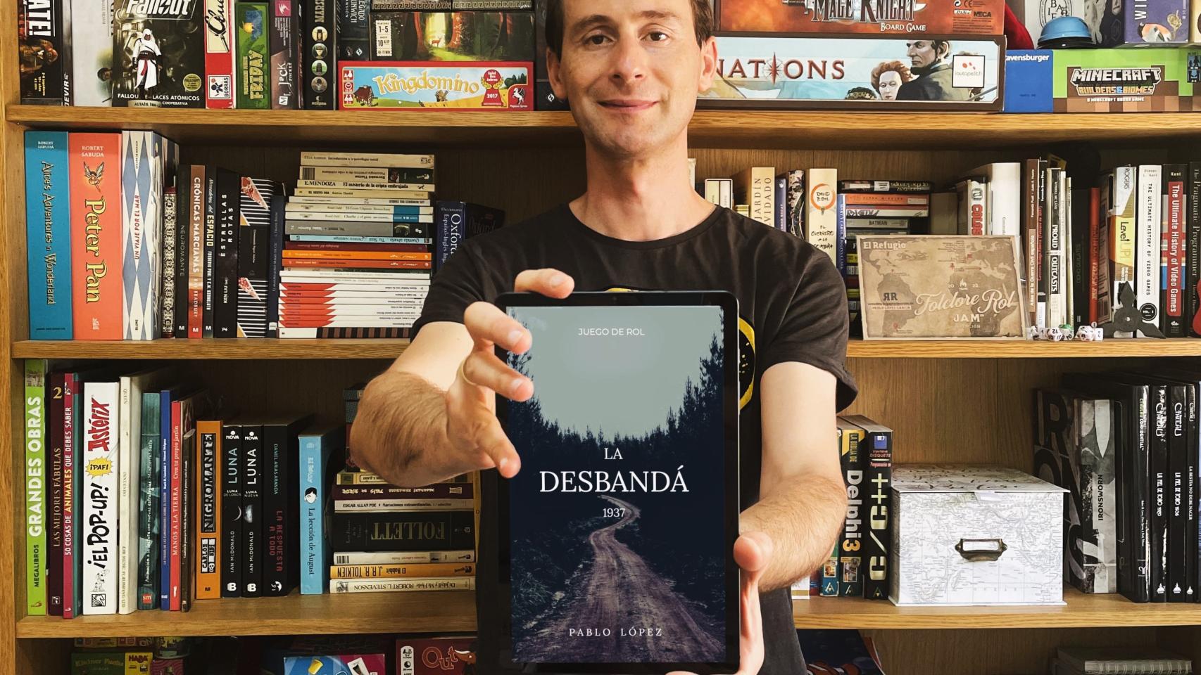Pablo López, con el juego de La Desbandá.
