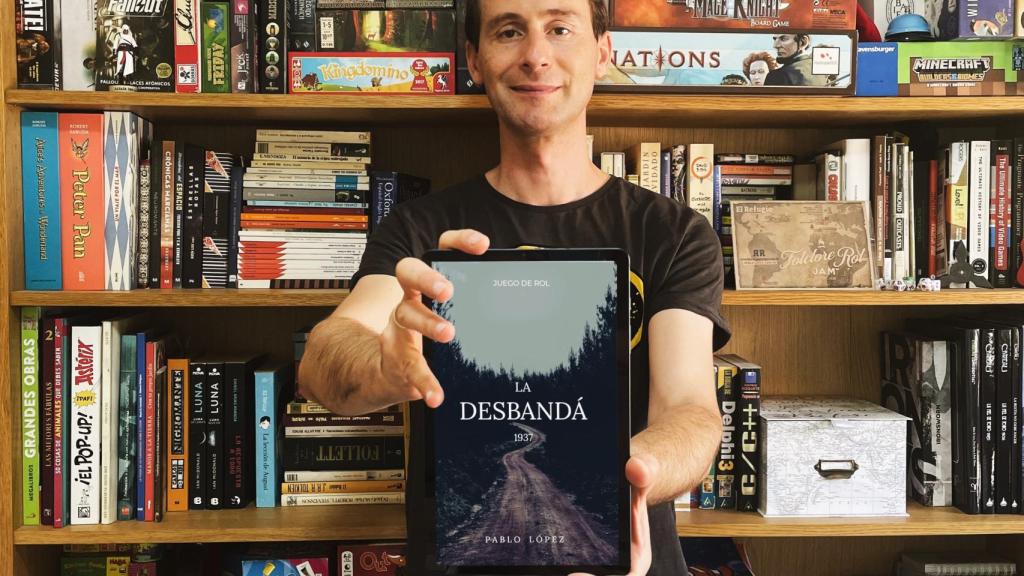 Pablo López, con el juego de La Desbandá.