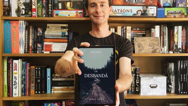 Pablo López, con el juego de La Desbandá.