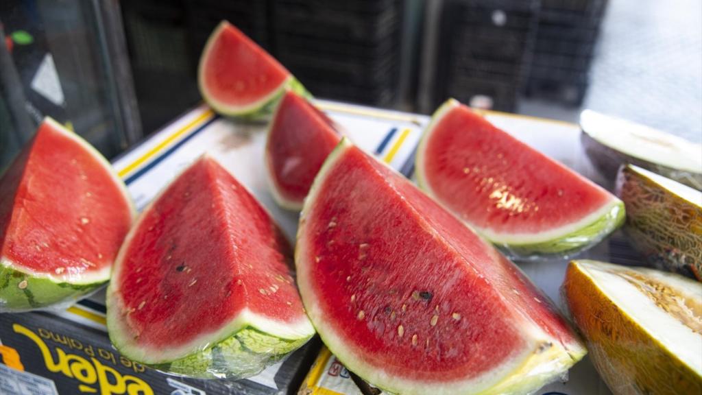 Vista de un puesto de frutas en Sevilla