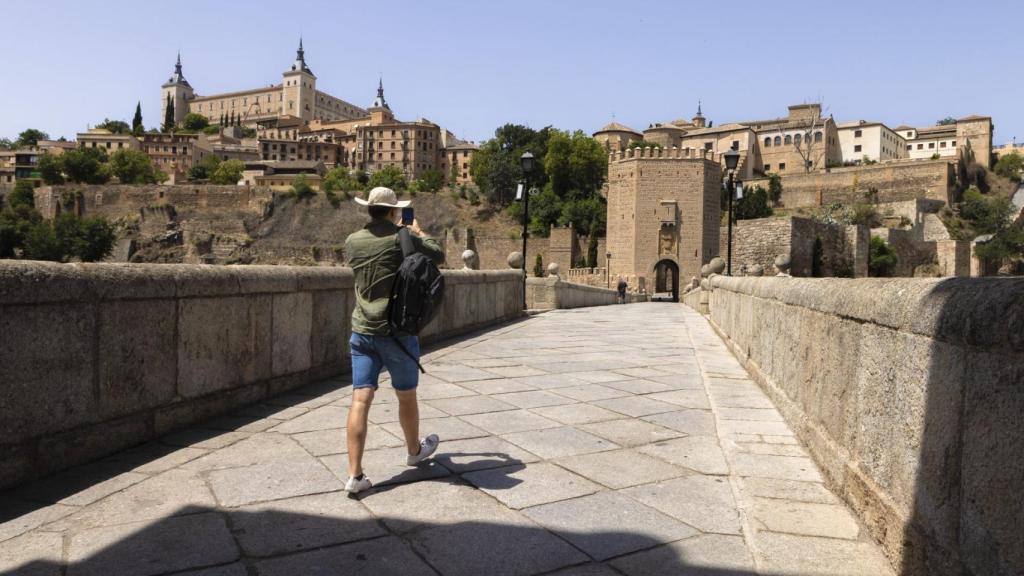 Una persona paseando por Toledo.