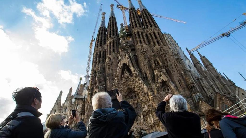 Varios turistas fotografiando la Sagrada Familia.