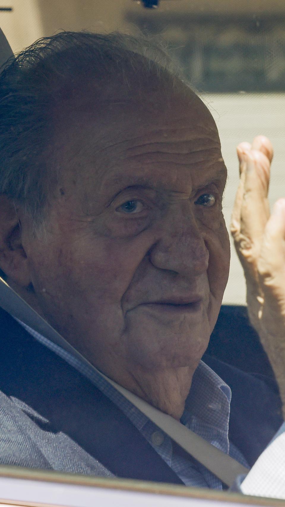 Juan Carlos I, de buen humor, saludando a la prensa en Vigo, este miércoles 26 de julio.