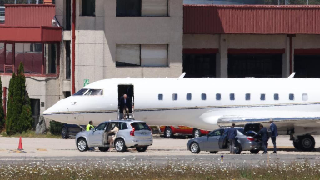 Juan Carlos bajando las escaleras del avión, sin bastón y sin ayuda.