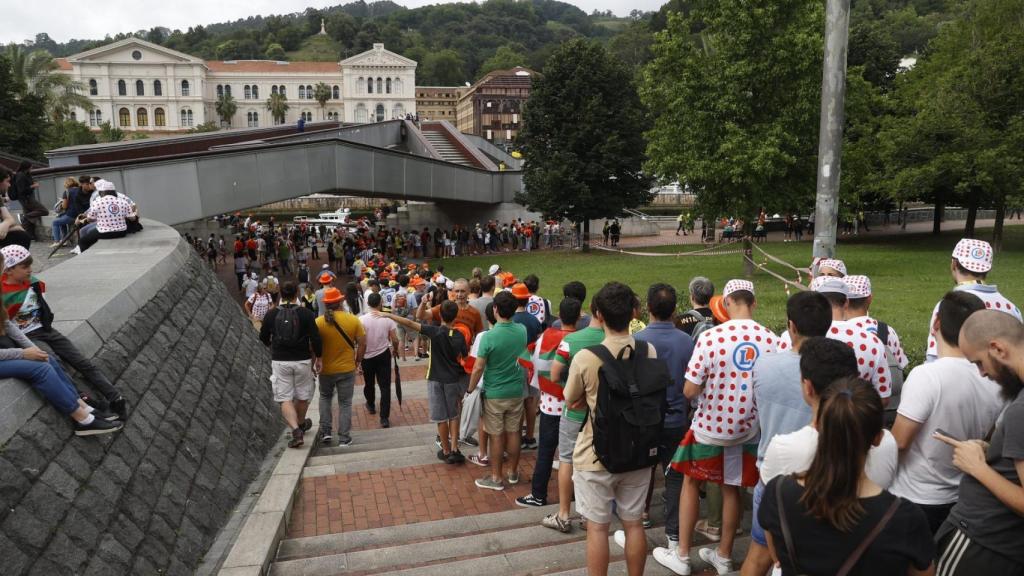 Un grupo de turistas en Bilbao.